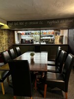 Petit déjeuner et déjeuner servis sur place, spécialités Cuisine locale