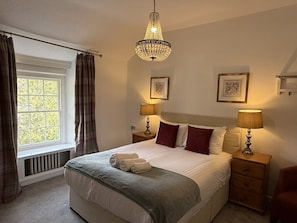 Basic Double Room, Ensuite | Free WiFi, bed sheets - Royal Goat Hotel (Caernarfon)