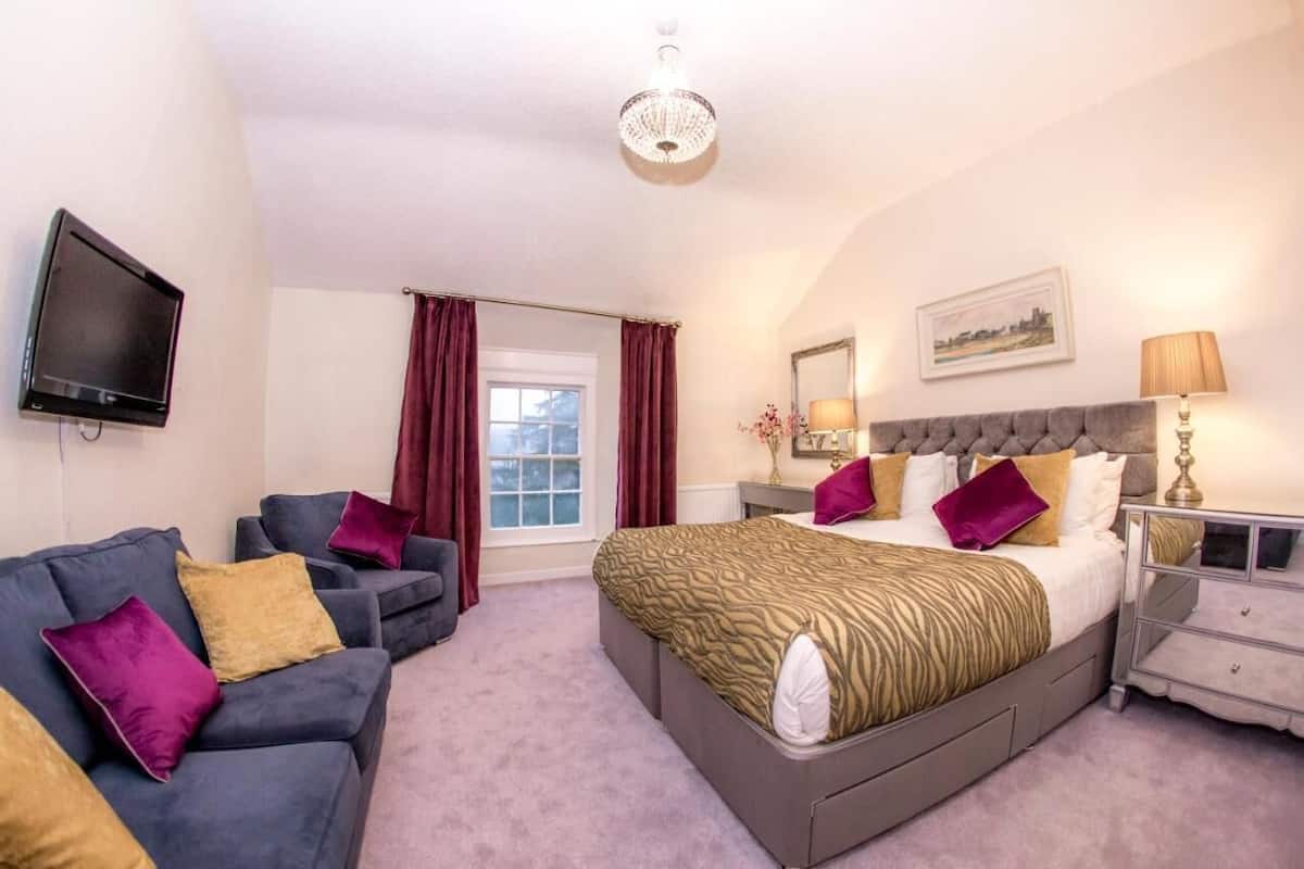 Classic Double Room, Ensuite, Mountain View
