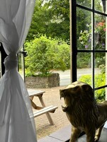 供应早餐、午餐和晚餐，地方菜