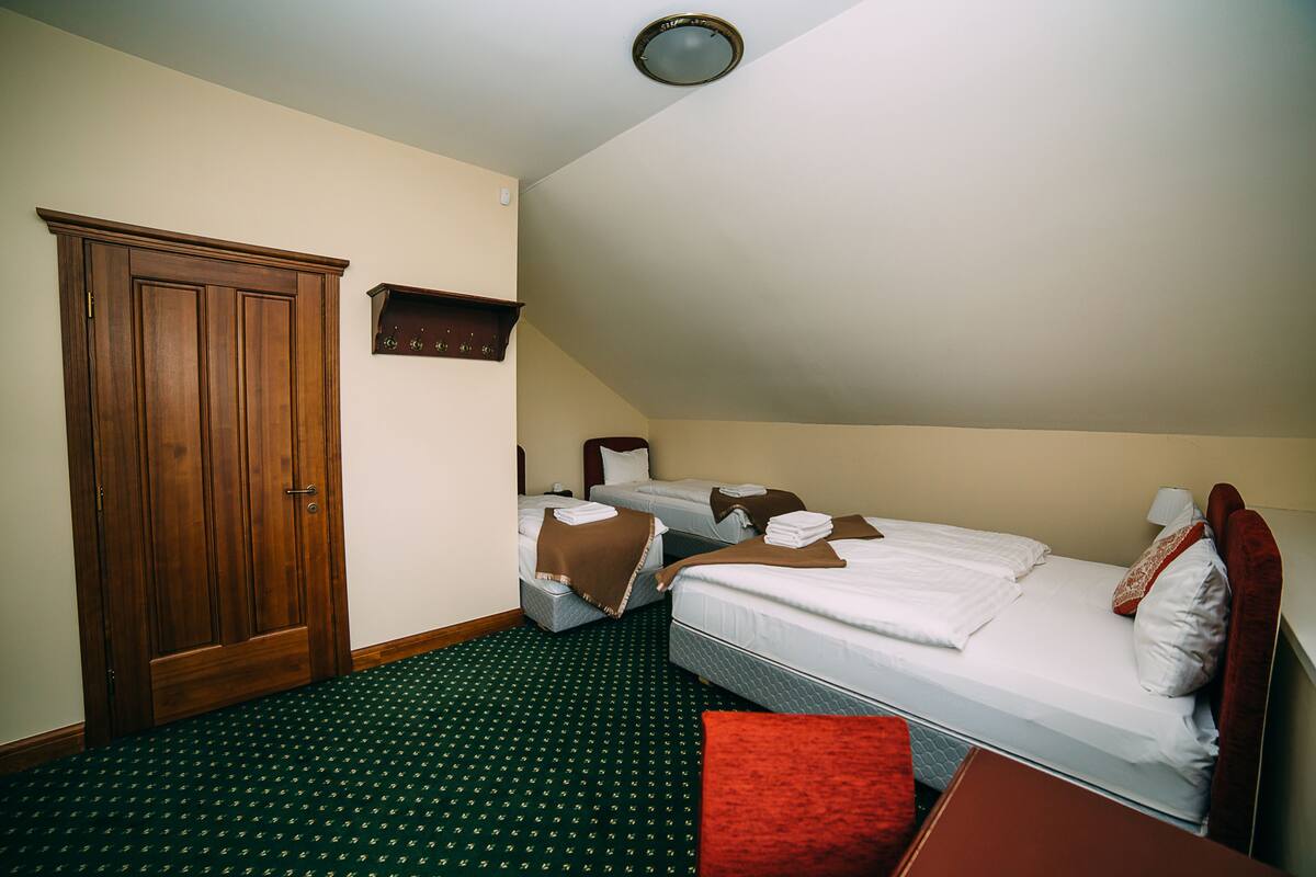 Economy Quadruple Room | Desk, rollaway beds, free WiFi