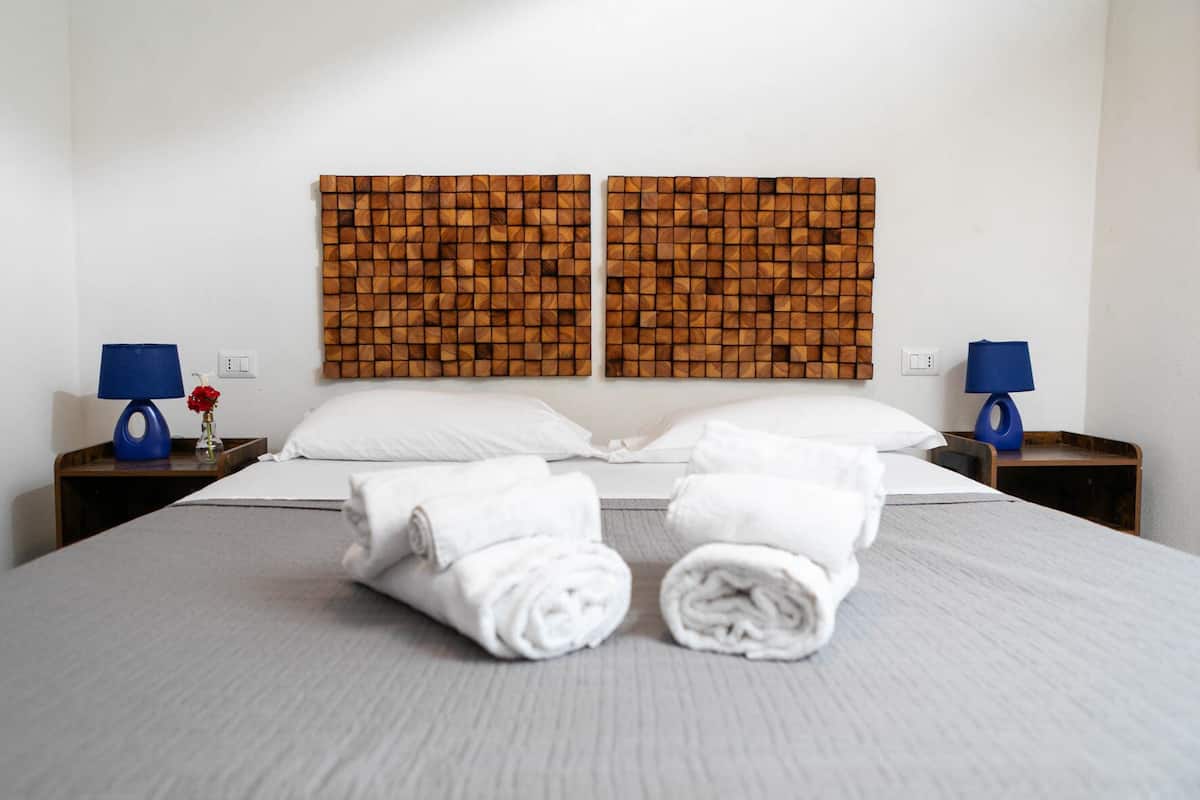Double Room, Balcony (Porta Nolana) | Soundproofing, cribs (free), WiFi (free), bed sheets