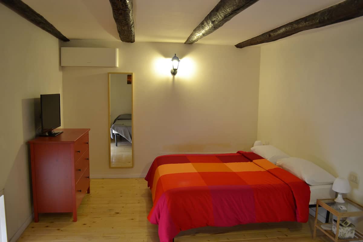 Triple Room (Porta Capuana) | Soundproofing, cribs (free), WiFi (free), bed sheets