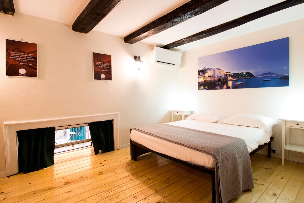 Double Room (Porta S. Gennaro) | Soundproofing, cribs (free), WiFi (free), bed sheets