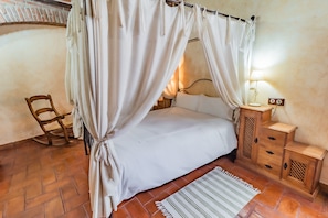 Suite | Cribs/infant beds, free WiFi, bed sheets