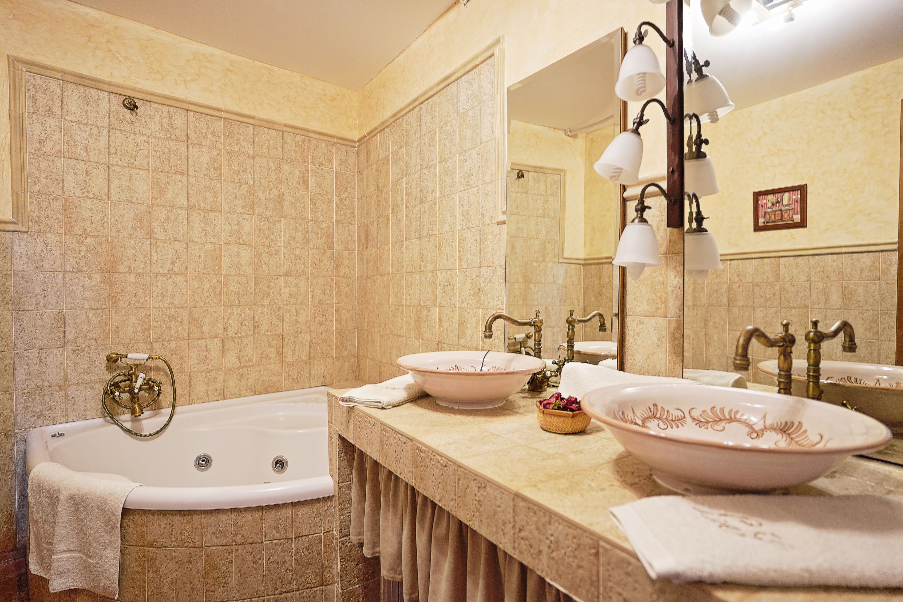Une salle de bain avec une baignoire, deux lavabos et un grand miroir.