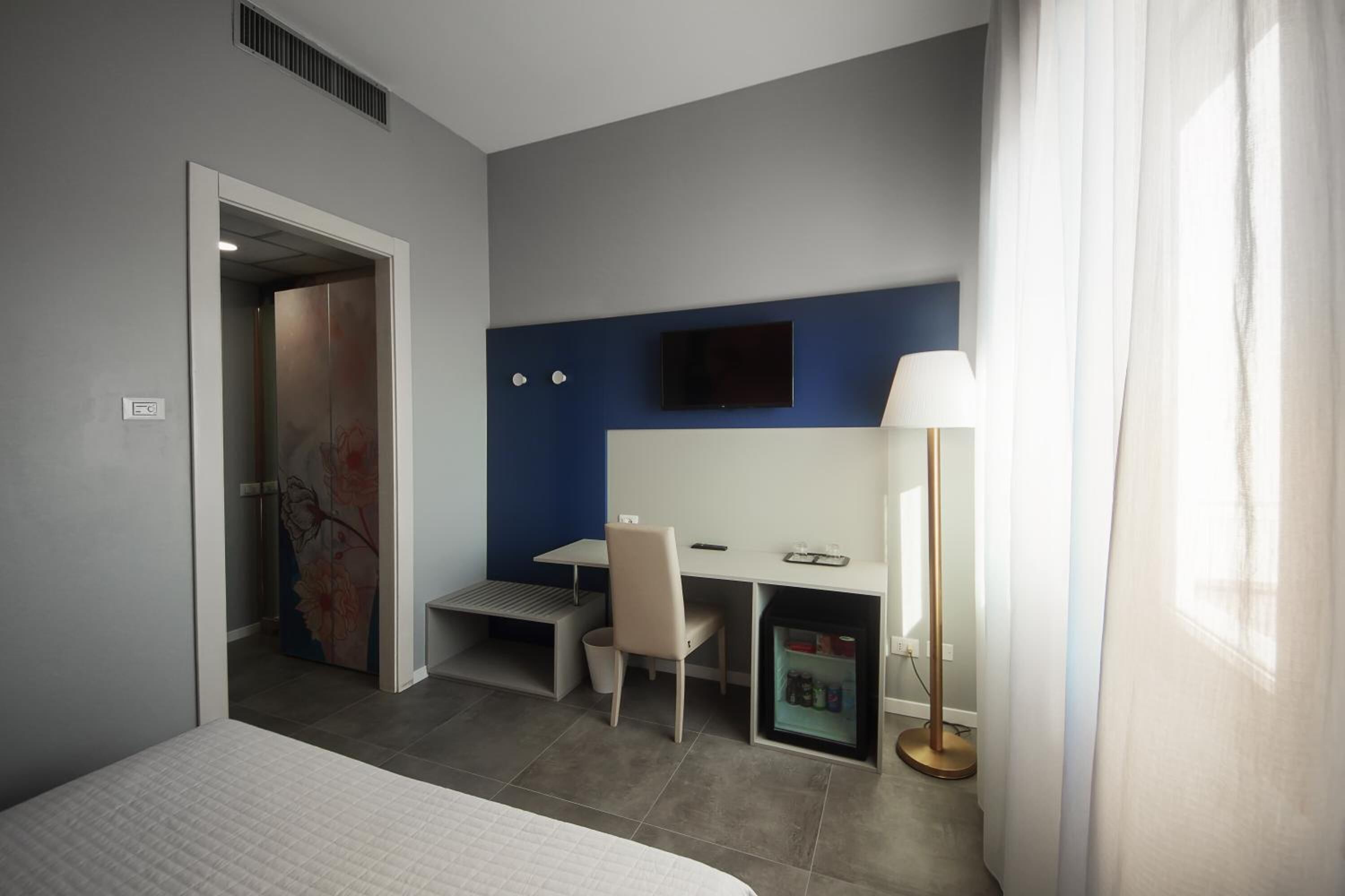 minibar, in-room safe, individually decorated, individually furnished