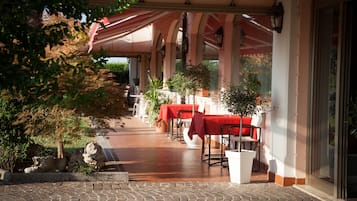 Petit déjeuner buffet (10 EUR par personne)
