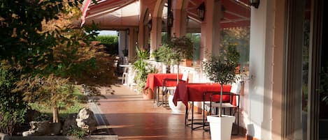 Tägliches Frühstücksbuffet (10 EUR pro Person)