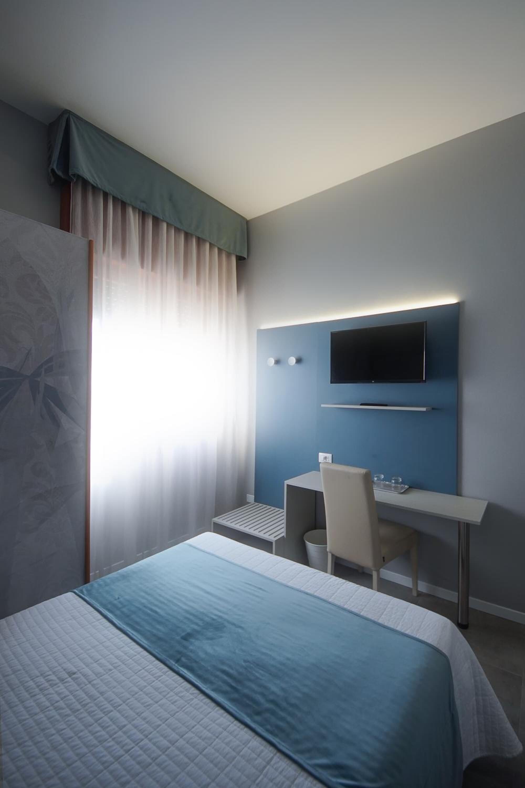 minibar, in-room safe, individually decorated, individually furnished