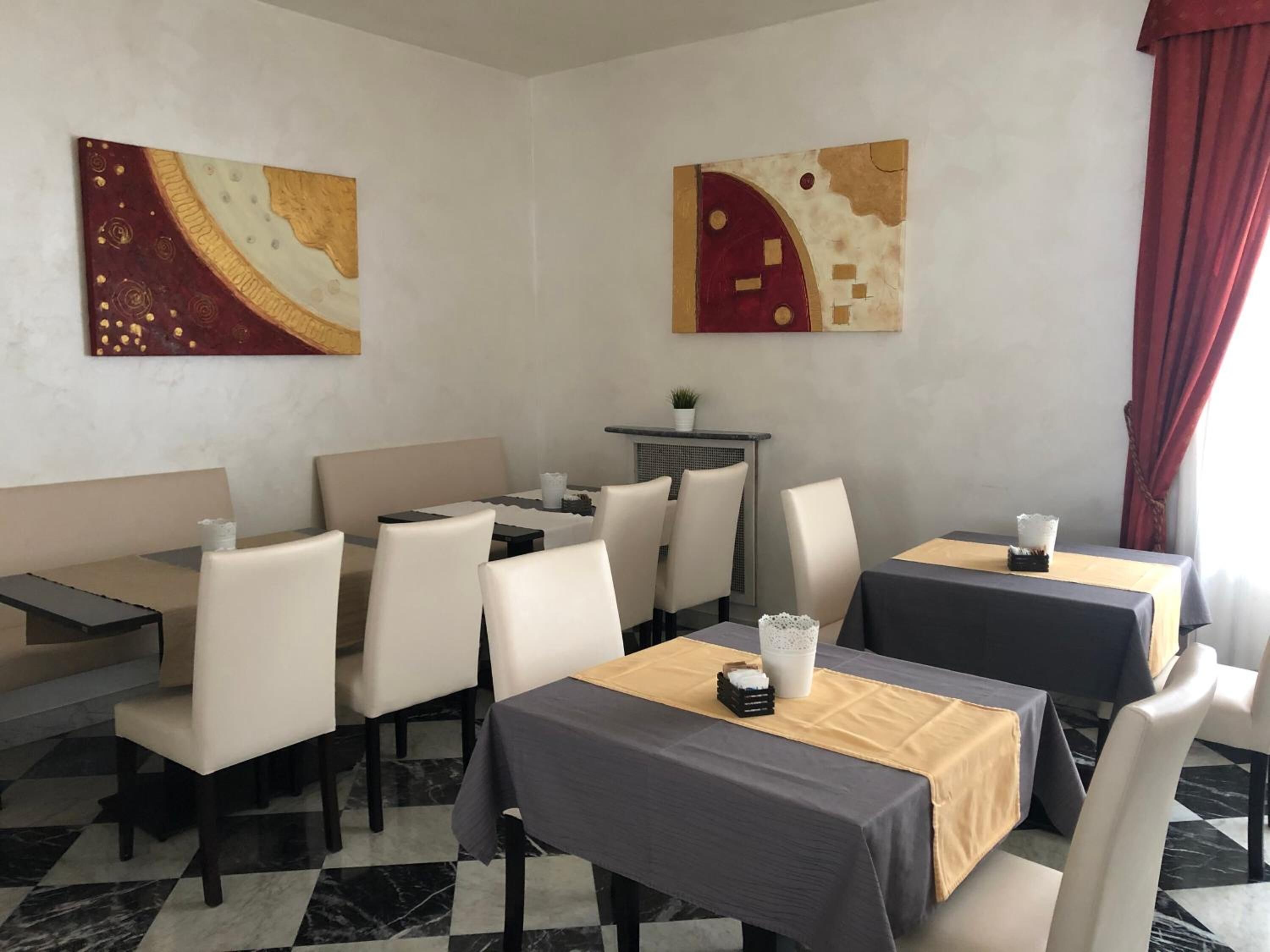 Déjeuner et dîner servis sur place, spécialités Cuisine italienne