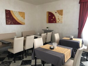 供应午餐和晚餐，意大利菜