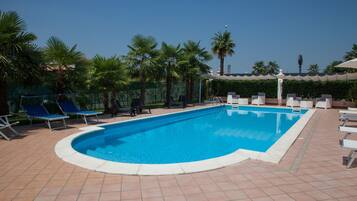 Piscine extérieure (ouverte en saison)