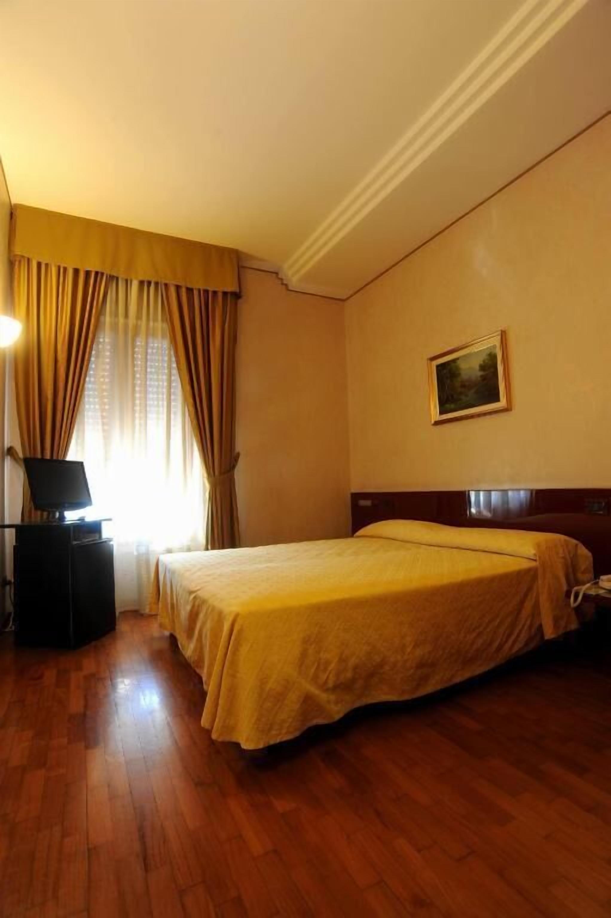 minibar, in-room safe, individually decorated, individually furnished