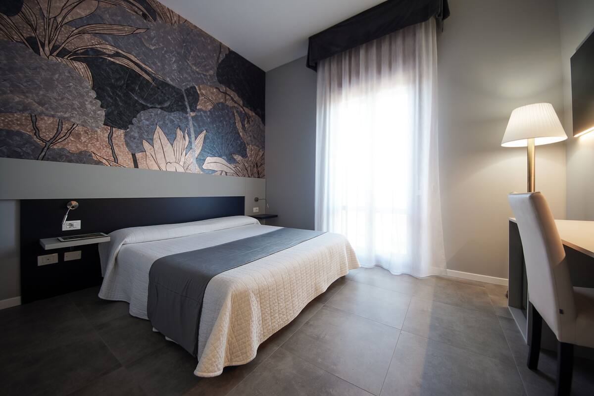 double room, 1 queen bed | minibar, in-room safe, individually decorated, individually furnished