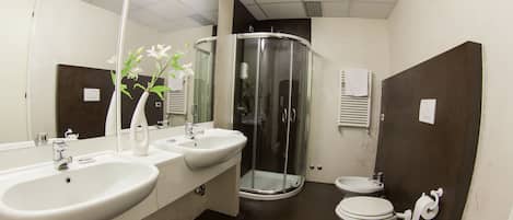 Gratis toiletartikelen, een haardroger, een bidet, handdoeken