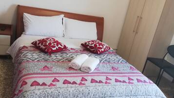 Standard-Doppel- oder -Zweibettzimmer, 2 Einzelbetten, Stadtblick | Schreibtisch, schallisolierte Zimmer, kostenloses WLAN, Bettwäsche