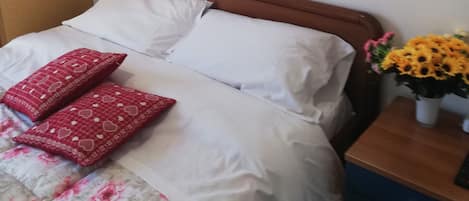 Desk, soundproofing, free WiFi, bed sheets