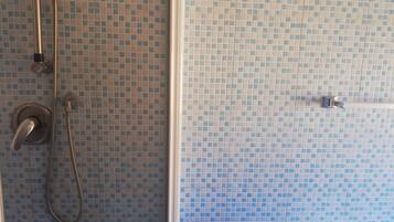 Dusche, Bidet, Handtücher