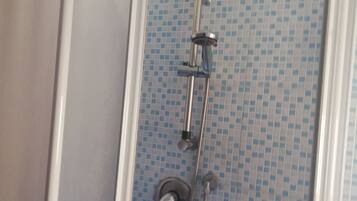 Dusche, Bidet, HandtĂŒcher