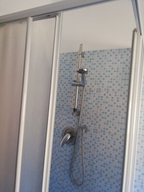 Douche, bidet, serviettes fournies