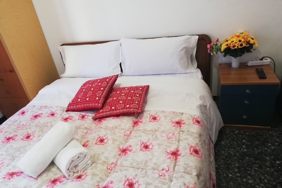 Standard Twin Room, 2 Twin Beds, City View | Desk, soundproofing, free WiFi, bed sheets