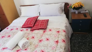 Habitació amb dos llits individuals estàndard, 2 llits individuals, vistes a la ciutat | Escriptori, habitacions insonoritzades, wifi gratuïta i roba de llit