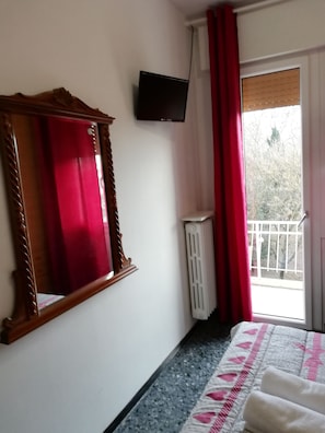 Standard Twin Room, 2 Katil Bujang (Single), City View | Meja, kalis bunyi, Wi-fi percuma, cadar katil 