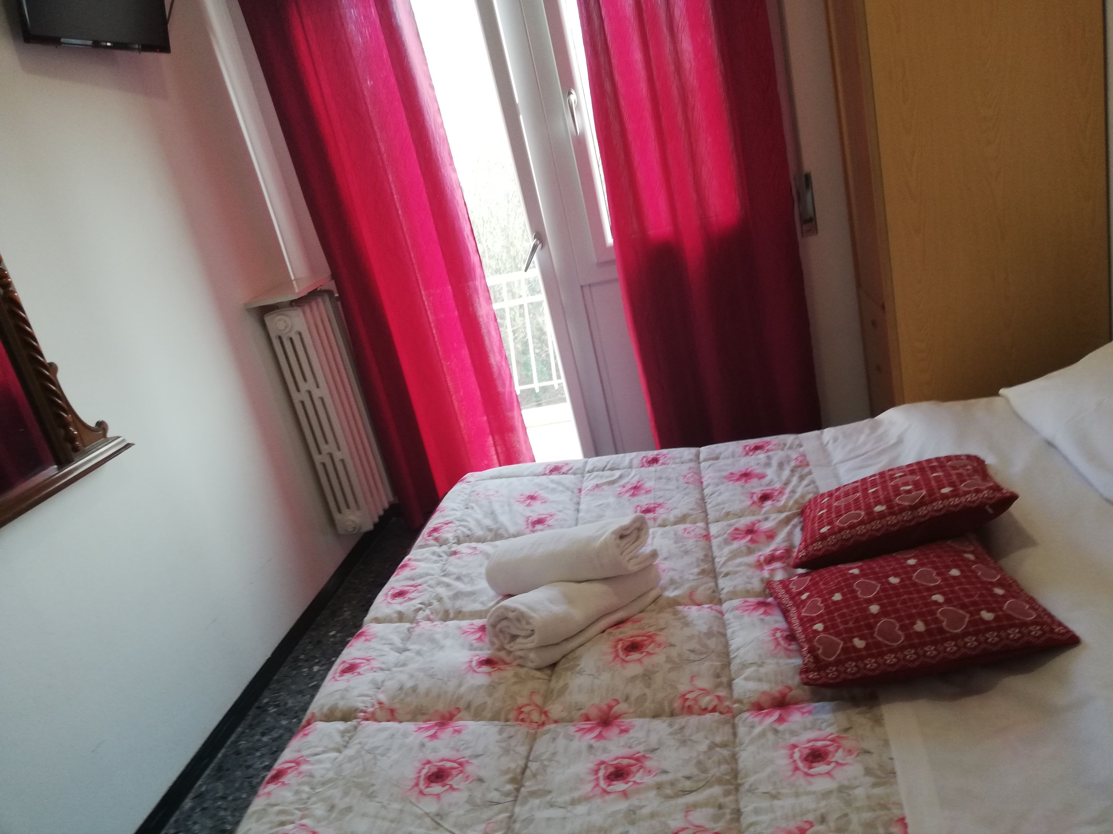 Standaard Twin kamer, 2 eenpersoonsbedden, uitzicht op de stad | Een bureau, geluiddichte muren, gratis wifi, beddengoed