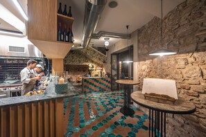 Bar à vin, vue sur le jardin, ouvert tous les jours