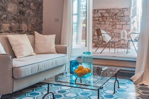 ห้องจูเนียร์สวีท, เตียงคิงไซส์ 1 เตียง, ลานระเบียง, ติดสวน | บริเวณนั่งเล่น | ทีวีจอแบน 40 นิ้ว พร้อมช่องดาวเทียม, ทีวี