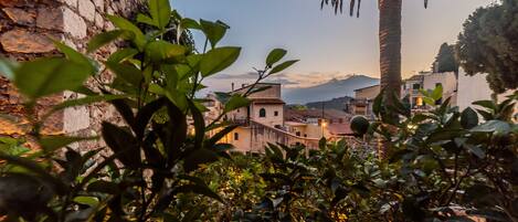 Junior-Suite, 1 King-Bett, Terrasse, Meerblick | Blick auf die Berge