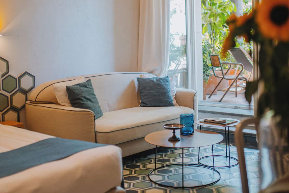 Phòng Suite Junior, 1 giường cỡ king, sân hiên, khu vực vườn | 1 phòng ngủ, bộ đồ giường cao cấp, chăn bông, minibar 