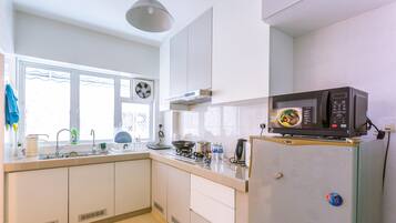 Apartment | Private kitchen | Full-size fridge, microwave, stovetop, cookware/dishes/utensils