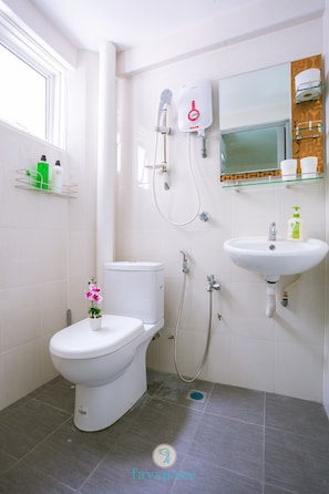 Apartment | Bathroom | Shower, free toiletries, towels - Grandeur Tower Pandan Indah KL (Ampang)