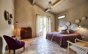 Habitación superior con 1 cama matrimonial o 2 individuales, vista al jardín | Ropa de cama de alta calidad y decoración personalizada