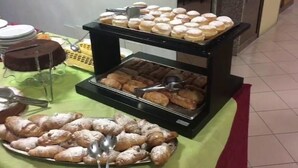 بوفيه فطور مجانًا يوميًا