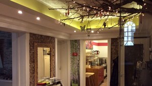 A cozy interior with a kitchen area, a dining space, and a bar. - Hotel Almrausch (Bad Reichenhall)