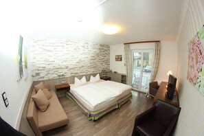 Basic Double Room | Hypo-allergenic bedding, down comforters, in-room safe - Hotel Almrausch (Bad Reichenhall)