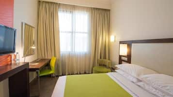 Ropa de cama de alta calidad, escritorio y cortinas blackout