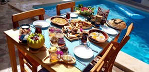 朝食 (フル ブレックファスト)、毎日提供 (無料)