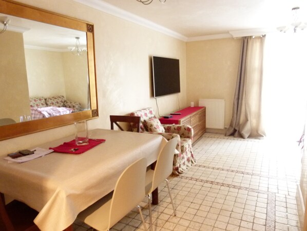 In-room dining - SS Property Hub - Family Apartment near Central London (London)