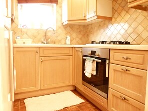 Apartment, 2 Bedrooms | Private kitchen | Fridge, microwave, oven, stovetop - SS Property Hub - Family Apartment near Central London (London)