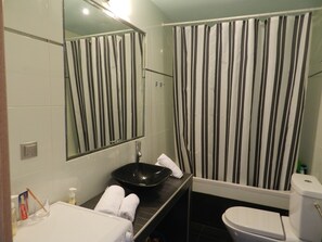 Deluxe-Apartment, 2 Schlafzimmer, Küche, Meerblick | Bettwäsche aus ägyptischer Baumwolle, hochwertige Bettwaren