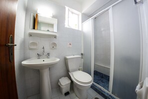 Departamento Confort, 2 habitaciones | Baño | Regadera, amenidades de baño gratuitas, secadora de cabello, toallas 