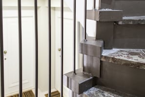 Suihku, ilmaiset hygieniatuotteet, hiustenkuivaaja, pyyhkeet