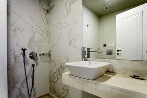 Monolocale Superior, balcone (A1) | Bagno | Doccia, set di cortesia gratuito, asciugacapelli, asciugamani