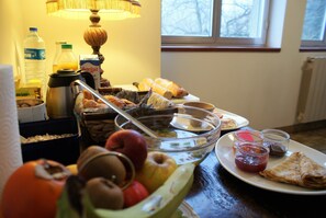 Free daily continental breakfast - Les Voisins de l'Illet (Ercé-près-Liffré)