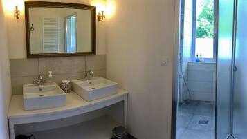 Baignoire et douche séparées, articles de toilette gratuits