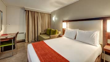 Standard Double Room with Sleeper Couch | Bad | Dusj, regndusjhode, toalettartikler (inkludert) og hårføner